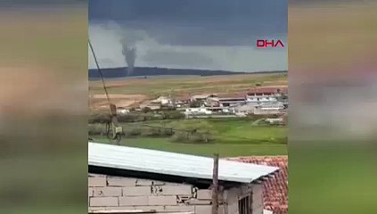 Ağaçları yerinden söken hortum kamerada