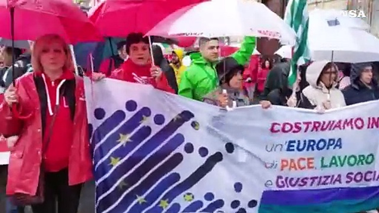 Primo maggio, parte sotto la pioggia il corteo a Torino