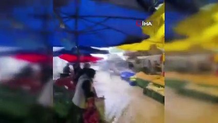 Sağanak yağış sonrası pazarı su bastı
