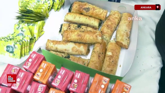 MEB önüne protestoya giden CHP heyeti simit ve börekle karşılandı