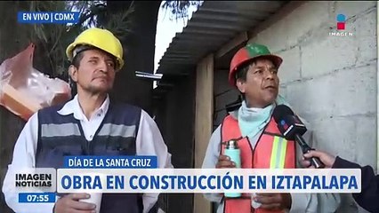 Atalo Mata desayuna con un grupo d albañiles por el Día de la Santa Cruz
