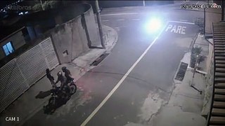 Bandidos roubam moto parada na calçada em Campinas; Veja o vídeo