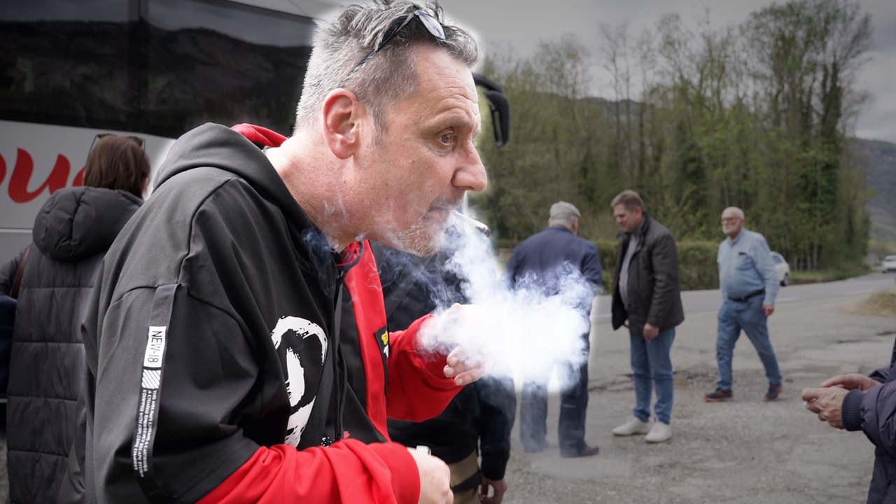 « Soyez sages pour les douaniers » : dans l’autocar pour Andorre des accros à la clope