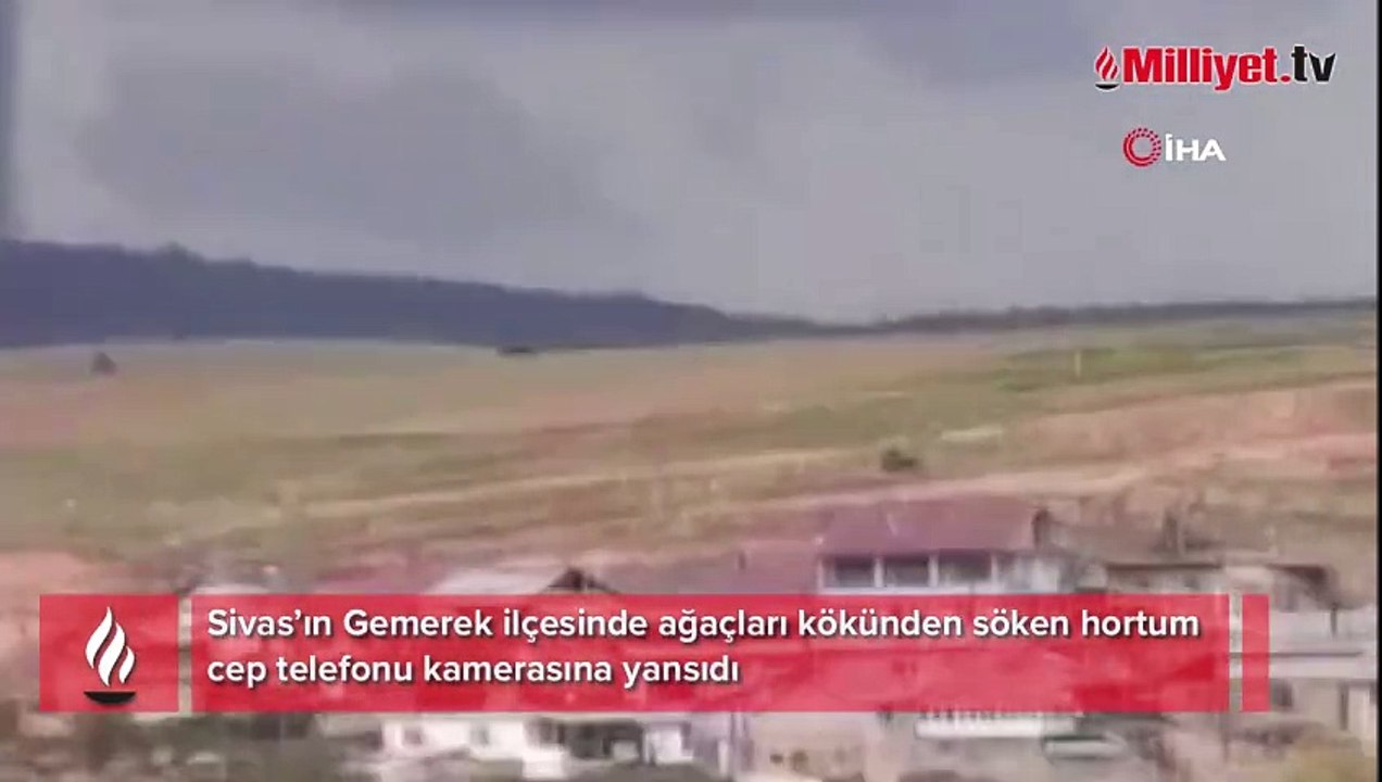 Ağaçları kökünden söken hortum cep telefonu kamerasına yansıdı
