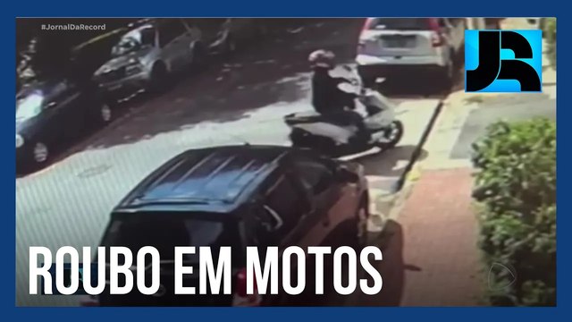 Criminosos em motos assaltam pedestres e se aproveitam do capacete para não ser identificados em SP