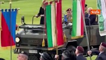 Festa dell'esercito, Meloni passa in rassegna le truppe a bordo di un veicolo tattico