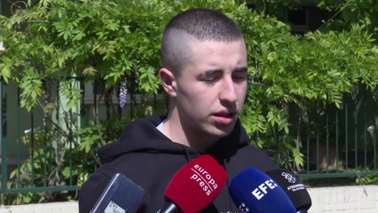 Jóvenes se rapan la cabeza para apoyar a un amigo enfermo de cáncer