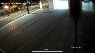 Câmera registra ação de bandido que quebrou vidraça de loja para levar scooter elétrica