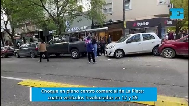 Choque en pleno centro comercial de La Plata: cuatro vehículos involucrados en 12 y 59
