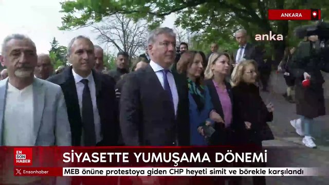MEB önüne protestoya giden CHP heyeti simit ve börekle karşılandı