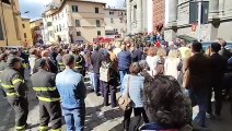 Lutto a Pescia per la morte di un vigile del fuoco: molti colleghi ai funerali