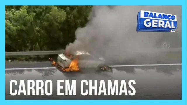 Carro pega fogo e assusta motoristas na rodovia Ayrton Senna