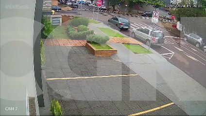 Câmera flagra acidente de trânsito entre Gol e Ecosport