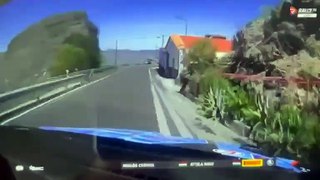 Un coche queda destrozado tras estrellarse contra una vivienda en un rally en Canarias