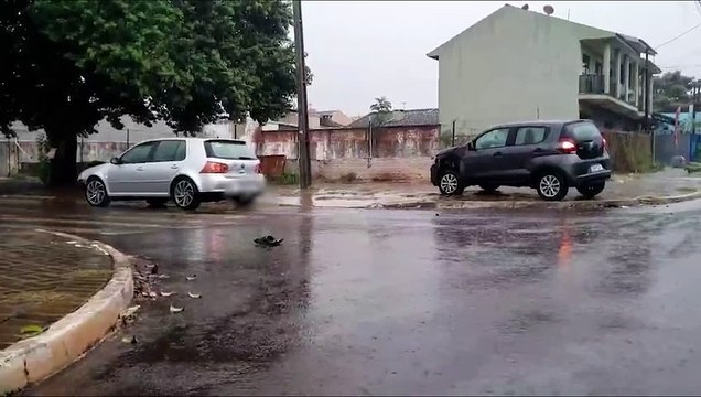 Fiat Mobi e Golf se envolvem em acidente na Rua Xavantes