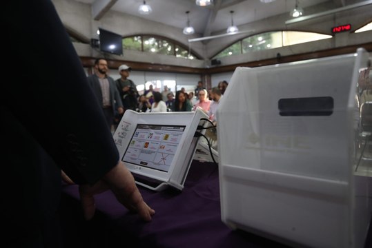 Explican funcionamiento de urnas electrónicas a pruebas de errores