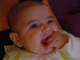 bebe qui suce son poing