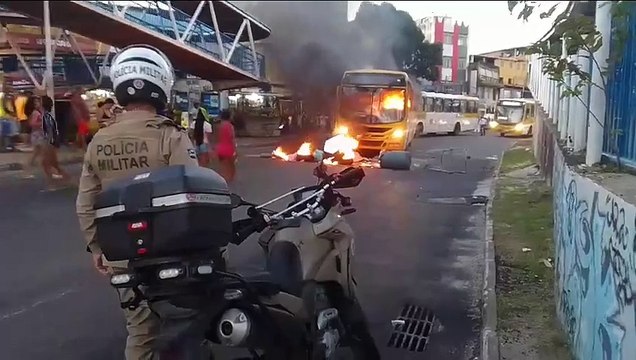 VÍDEO: Ônibus é incendiado na região de Pernambués após mortes no bairro