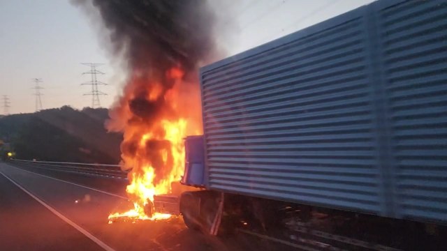 울산 동해고속도로 25톤 화물차 불... 타이어 과열 / YTN