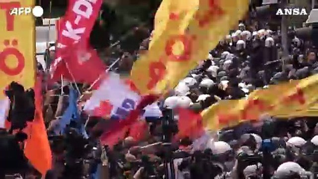 Scontri dimostranti-polizia a Istanbul per il Primo Maggio