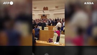 Georgia, deputato di opposizione mostra in Parlamento le ferite provocate dalla polizia