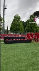 Calcio, As Roma: le giocatrici posano con la maglia celebrativa dello scudetto appena vinto