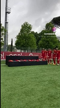 Calcio, As Roma: le giocatrici posano con la maglia celebrativa dello scudetto appena vinto