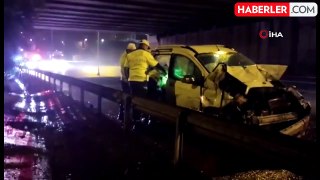 Beykoz'da kontrolden çıkan hafif ticari araç otomobile çarptı: 2 yaralı