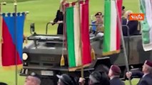 Roma: Festa dell'Esercito, Giorgia Meloni a bordo di un veicolo tattico passa in rassegna le truppe sotto il diluvio