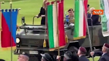 Download Video: Roma: Festa dell'Esercito, Giorgia Meloni a bordo di un veicolo tattico passa in rassegna le truppe sotto il diluvio