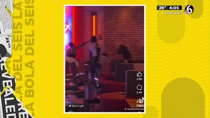 Mujer lanza bola de boliche contra otra persona