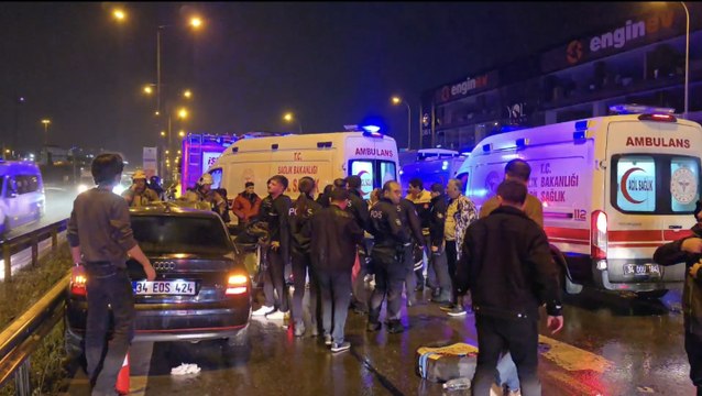 Pendik'te, 2 otomobil ile 1 kamyonetin karıştığı zincirleme kaza meydana geldi