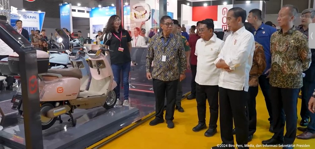 Presiden Jokowi Tinjau Pameran Kendaraan Listrik PEVS 2024  di JIExpo