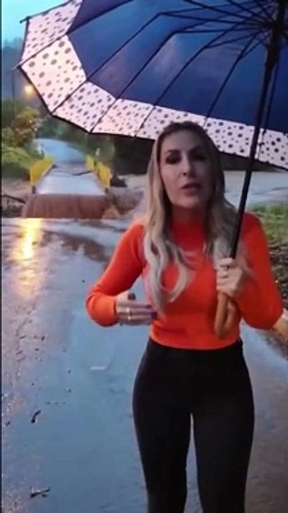 Une journaliste brésilienne filme un pont qui se fait emporter par les inondations en direct