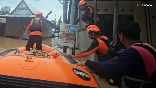 شاهد: شوارع إندونيسيا تتحوّل إلى أنهار.. فيضانات وانهيارات أرضية تضرب جزيرة سولاويسي وتخلف 14 قتيلاً