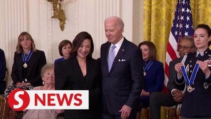 Video herunterladen: Michelle Yeoh honoured as pioneer by Biden with Presidential Medal of Freedom