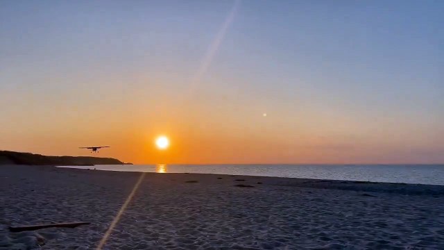 Avião faz aterragem de emergência em praia de Nova Iorque. As imagens