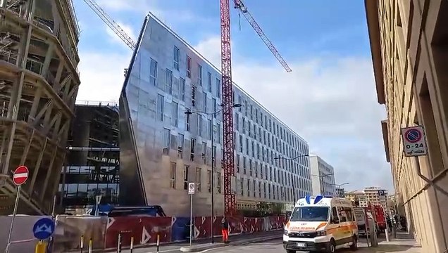 Sulla gru davanti al Palazzo di giustizia, 62enne in protesta da un giorno e una notte