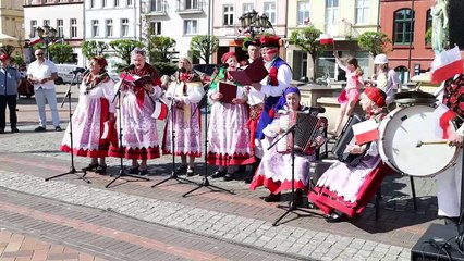 Dzień flagi Polski na rynku w Chojnicach