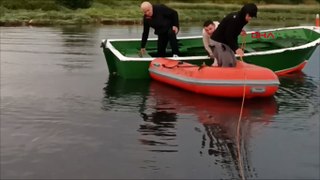 Sağanak nedeniyle teknede mahsur kalan 3 kişiyi itfaiye kurtardı