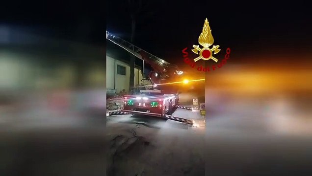 Albero cade sul tetto di un'azienda, l'intervento dei vigili del fuoco a Viareggio