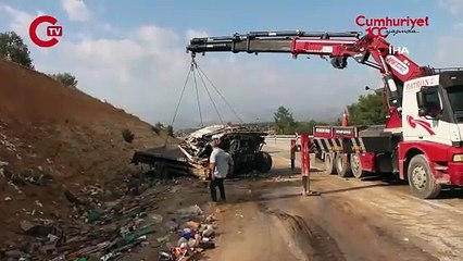 Ölüm virajında kamyon hurdaya döndü! Sürücü hayatını kaybetti