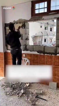 برغم استمرار عدوان الاحتلال الإسرائيلي شاب يرمم منزله المدمر في خان يونس بقطاع غزة