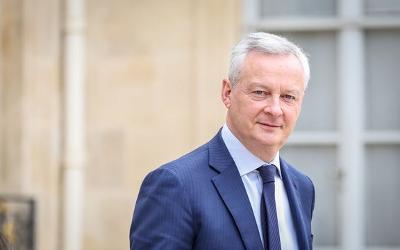 Paris : Bruno Le Maire percute en voiture un cycliste ayant grillé un feu rouge