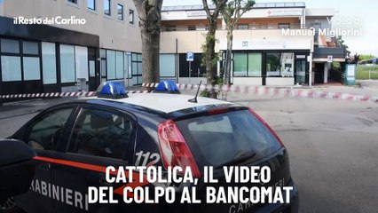 Cattolica, il video del colpo al bancomat