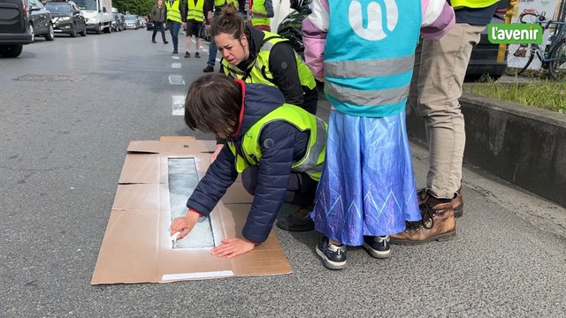 Des cyclistes repeignent un piste cyclable à Anderlecht