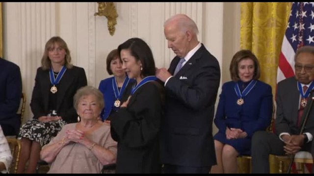 Biden dà la Medaglia della libertà a Pelosi, Al Gore, Yeoh, Kerry