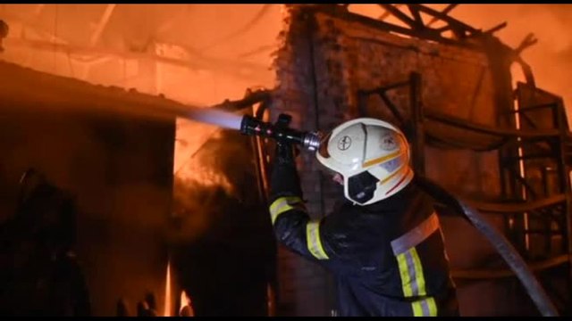 Ucraina, attacco con droni a Kharkiv: scoppiano tre incendi, feriti