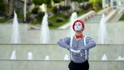 mixkit-mime-preparing-for-his-act-on-the-street-4784-medium