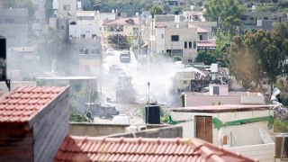 انفجارات ودوي إطلاق نار خلال عملية للجيش الإسرائيلي قرب طولكرم بالضفة الغربية